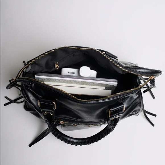 NWT) Black shoulder/satchel/hand bag - Picture 4 of 8